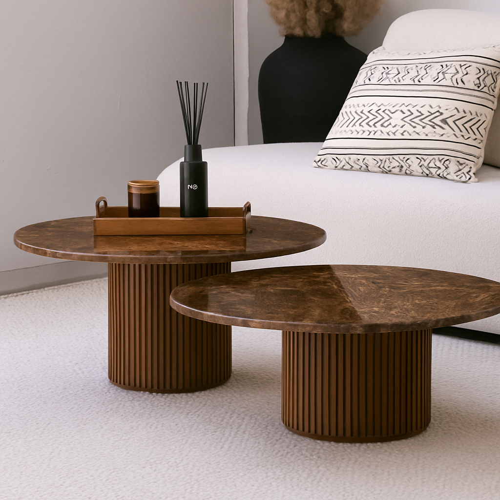 Le duo de tables basses gigognes naturel est l’alliance parfaite du bois et du marbre.