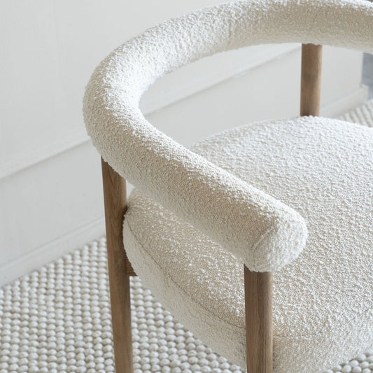 Chaise LUCY en bouclette blanche et bois – Chaise design moderne