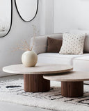 Le duo de tables basses gigognes naturel est l’alliance parfaite du bois et du marbre.